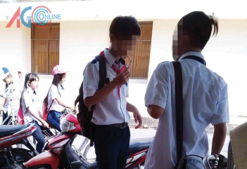 Học sinh hút thuốc lá